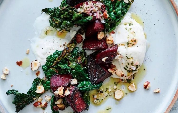 Salada de Couve com Burrata e Beterraba Assada