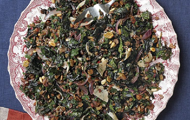Vegetais Verdes Salteados com Pinhões e Passas