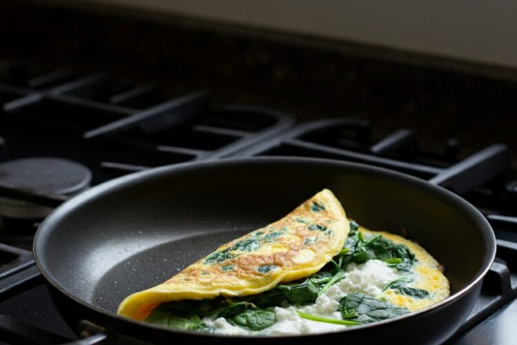 Omelete de Claras com Espinafre e Queijo Cottage