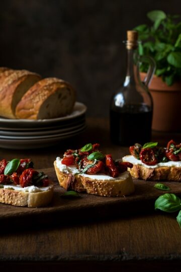 Bruschetta de Tomate Seco e Manjericão com Ricota