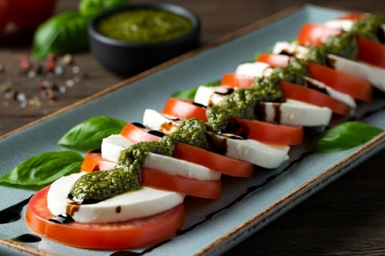 Caprese com Redução de Balsâmico e Pesto de Manjericão