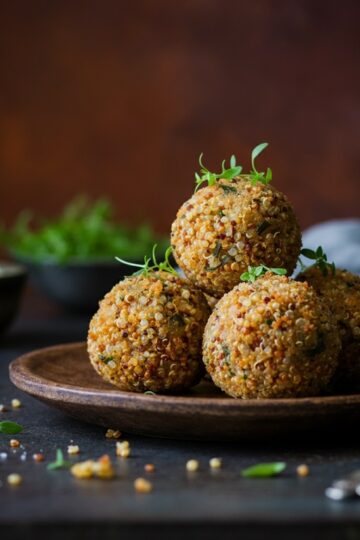 Arancini de Quinoa com Queijo e Ervas Finas