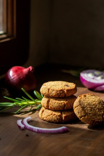 Biscoito de Grão-de-Bico com Cebola e Alecrim