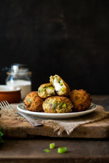 Bolinho de Arroz com Alho-Poró e Queijo Branco (Sem Glúten)