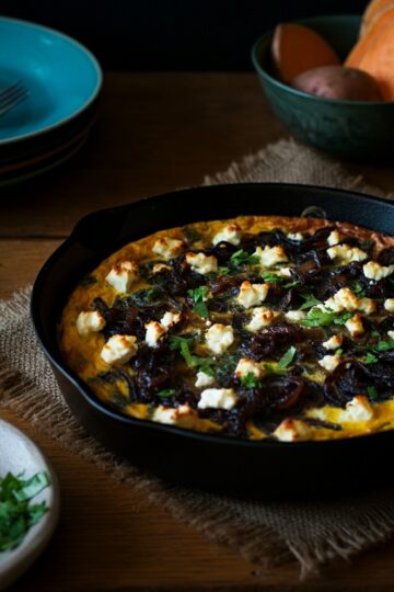 Frittata de Batata-Doce com Cebola Roxa e Queijo Feta