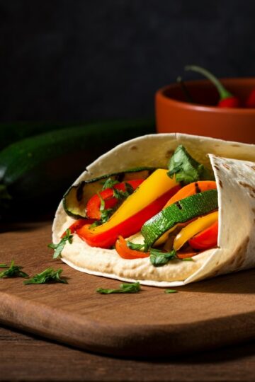 Wrap de Couve com Homus e Legumes Grelhados