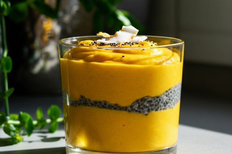 Mousse de Manga com Chia e Coco