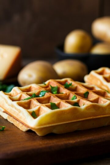 Waffle de Batata com Queijo e Ervas Finas